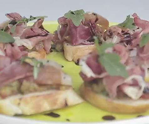 Брускетта с хамоном. Фото: материалы пресс-служб.