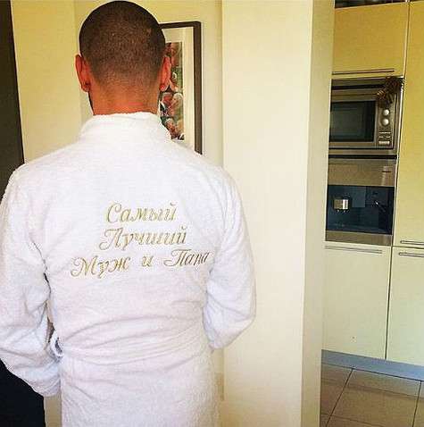 Анастасия Гребенкина подарила своему супругу Юрию Гончарову на пятилетие свадьбы именной махровый халат. Фото: Instagram.com/anastasiagrebenkina.