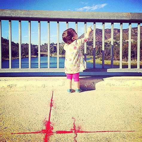 Эштон Катчер опубликовал в «Инстаграме» снимок маленькой девочки, не исключено, что своей дочки Уайатт. Фото: Instagram.com/aplusk.