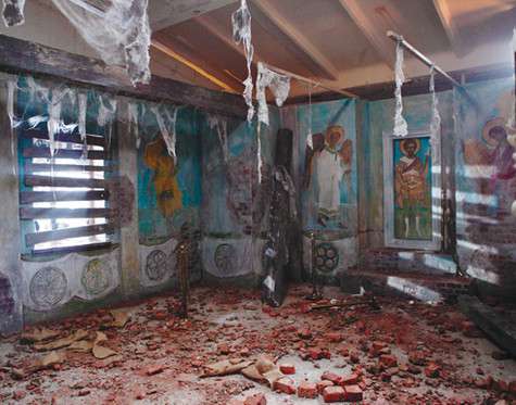 Часть действия «Закрытой школы» происходит в старинной часовне. Ее декорации с огромными, в человеческий рост иконами кропотливо расписывались вручную. Фото: материалы пресс-служб.