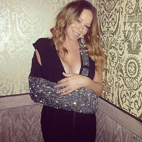 Мэрайя Кэри показала поклонникам эксклюзивный бандаж для сломанной руки. Фото: Instagram.com.