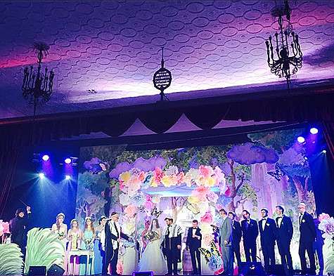 Дословно «хупа» обозначает балдахин, под которым пара стоит во время церемонии, и считается символом будущего дома молодой семьи. Фото: Facebook.com/elena.chekalova.