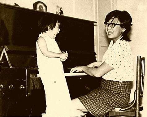 Мама будущей звезды с двух лет водила дочку в музеи, театры, консерваторию и занималась с ней дома. Фото: Instaram.com/anitatsoy.