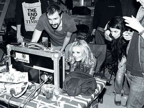 Съемки клипа «Сумасшедшая» длились около 17 часов. При этом в павильоне было достаточно холодно. Но певица за все это время сделала лишь несколько получасовых перерывов. Фото: материалы пресс-служб.