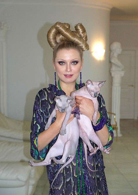 Лена долго выбирала подарок для Ларисы Долиной. Фото: @lenaleninaofficial