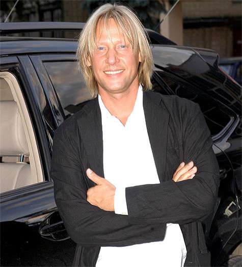 Дмитрий Харатьян с легкостью перевоплотился в беременную красотку. Фото: Александр Корнющенко.