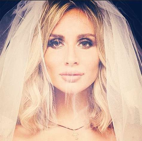 Этот снимок в фате дал повод для слухов о том, что Светлана Лобода вышла замуж. Фото: Instagram.com/@lobodaofficial.