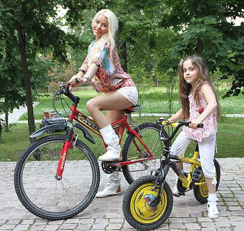 Алена Кравец любит устраивать велопрогулки с дочерью. Фото: Лилия Шарловская.