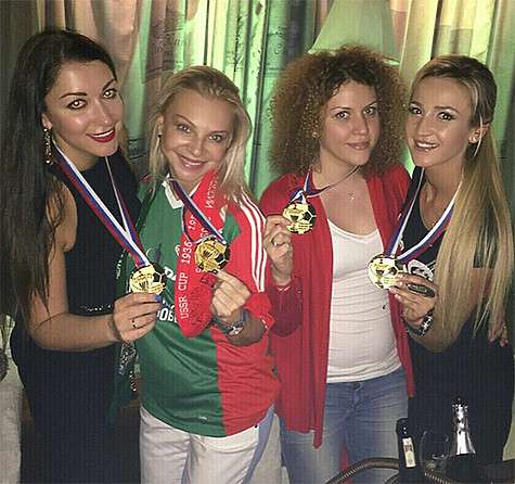 «Ничего не знаем, это и наш кубок тоже. Всегда верим, настраиваем, поддерживаем, любим и ждем, всех жен наших мальчиков поздравляю с нашим кубком», - написала Бузова. Фото: Instagram.com/buzova86.