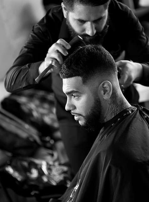 На протяжении всего ролика исполнители просто сидят на стульях и поют. Фото: материалы пресс-служб. На протяжении всего ролика исполнители просто сидят на стульях и поют. Фото: материалы пресс-служб.