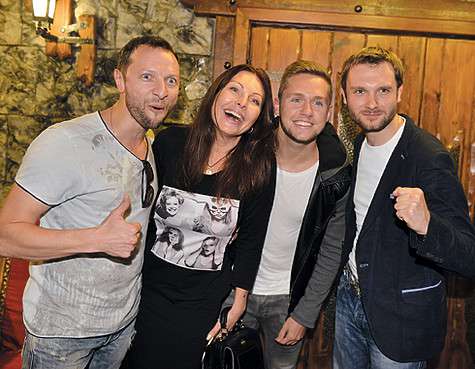 Актриса Наталья Бочкарева, звезды сериала «Глухарь» Владимир Фекленко и Александр Бобров, а также примкнувший к ним певец Влад Соколовский сразу нашли общий язык и зажгли на танцполе. Ну и, конечно, произнесли тосты за здоровье именинника.