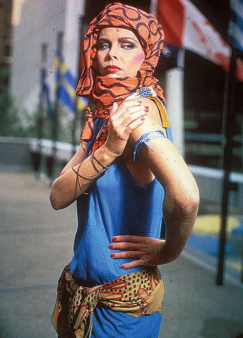 В сериале «Возвращение в Эдем» героиня Ребекки Гиллинг становится топ-моделью. Сама Ребекка, прежде чем стать актрисой, тоже была моделью. Она стала известной благодаря рекламе шампуня. Ролик получил несколько наград, а Ребекка — приглашение в мир кино. Ф В сериале «Возвращение в Эдем» героиня Ребекки Гиллинг становится топ-моделью. Сама Ребекка, прежде чем стать актрисой, тоже была моделью. Она стала известной благодаря рекламе шампуня. Ролик получил несколько наград, а Ребекка — приглашение в мир кино. Ф