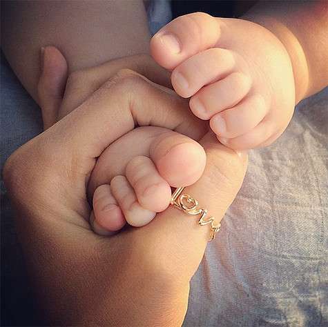 «Не знаю, за какие заслуги нам был послан такой великолепный ребенок, который спокойно спит по ночам, не капризничает, ест все, что дают, и все время улыбается». Фото: Instagram.com (@olgashelest). «Не знаю, за какие заслуги нам был послан такой великолепный ребенок, который спокойно спит по ночам, не капризничает, ест все, что дают, и все время улыбается». Фото: Instagram.com (@olgashelest).