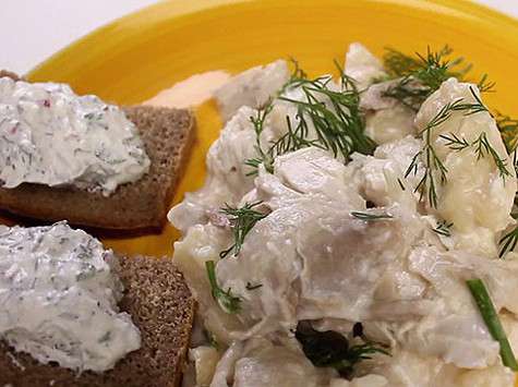 Курица с галушками и редисочной закуской. Фото: материалы пресс-служб.