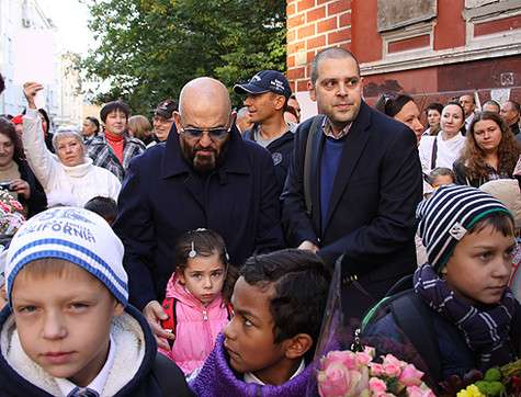 Михаил Шуфутинский на школьной линейке. Фото: материалы пресс-служб. Михаил Шуфутинский на школьной линейке. Фото: материалы пресс-служб.