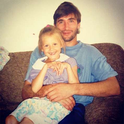 Маленькая Мария Кожевникова на руках у папы, известного хоккеиста Александра Кожевникова. Фото: Instagram.com/mkozhevnikova.