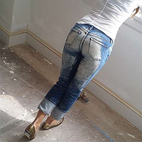 На этом снимке Сара Джессика Паркер продемонстрировала подписчикам свои испачканные джинсы. Фото: Instagram.com/sarahjessicaparker.