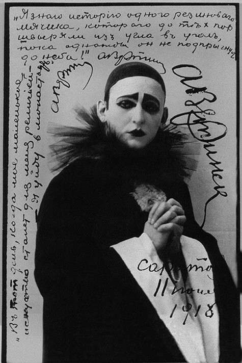 В костюме Пьеро Александр Вертинский впервые появился еще в дореволюционной России, чем вызвал необычайный интерес у публики. Фото: Государственный Литературный музей.