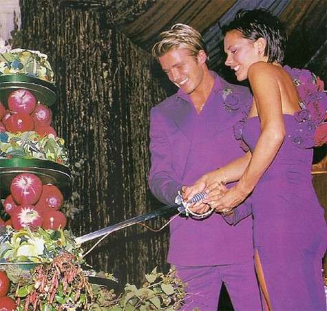 Виктория и Дэвид Бекхэм на свадьбе. Фото: Twitter.com/@victoriabeckham. Виктория и Дэвид Бекхэм на свадьбе. Фото: Twitter.com/@victoriabeckham.