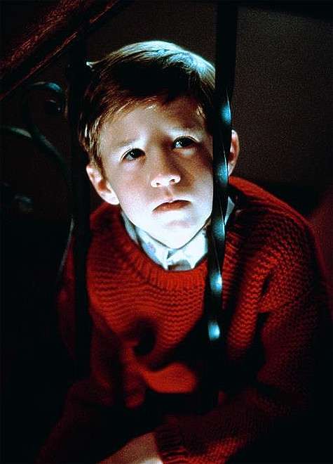 Хэйли Джоэл Осмент. Кадр из фильма «Шестое чувство». Хэйли Джоэл Осмент. Кадр из фильма «Шестое чувство».