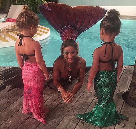 Дочки Ким и Кортни Кардашьян нарядились русалками. Фото: Instagram.com/kimkardashian.