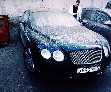 По словам бывшего жениха Сати Казановой Артура Шачнева, на его Bentley вылили 7 тонн цемента. Фото: Facebook.com/artur.shachnev.