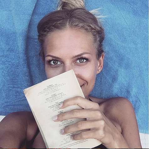 Наконец-то у ребят есть время почитать книги. Фото: социальные сети