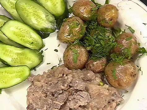 Бефстроганов с молодой картошечкой. Фото: материалы пресс-служб.