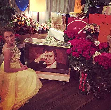 После праздника супруга Диброва долго расставляла цветы и разбирала подарки. Фото: Instagram.com/polinadibrova_dmitrydibrov.