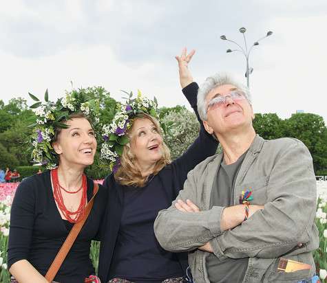 Ирина Алферова вместе с супругом Сергеем Мартыновым и дочерью Ксенией запустила воздушный шарик. Фото: Геннадий Авраменко.