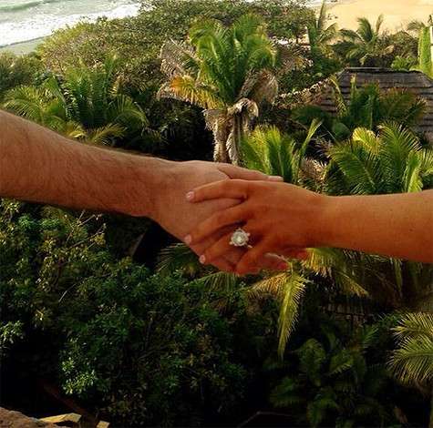 На безымянном пальце Кристины Агилеры теперь красуется кольцо с огромным бриллиантом. Фото: Twitter.com.