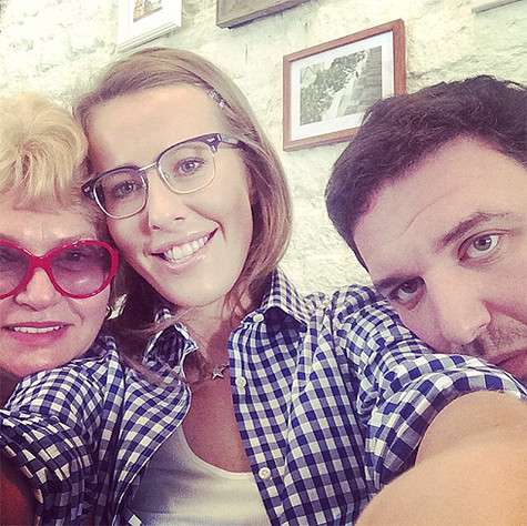 Максим Виторган и Ксения Собчак с мамой. Фото: Instagram.com.