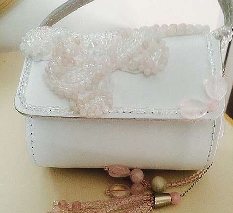 Два дня назад телеведущая получила в подарок сумочку для невесты. danaborisova_official: “Сумочка, как безупречный свадебный аксессуар: круглый и граненый кварц, розовый кварц разной чистоты форм и фактур, дополнена дорогими элементами из горного хрусталя