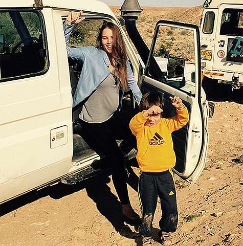 Полина Диброва с сыном во время поездки к кратеру вулкана. Фото: Instagram.com/polinadibrova_dmitrydibrov.