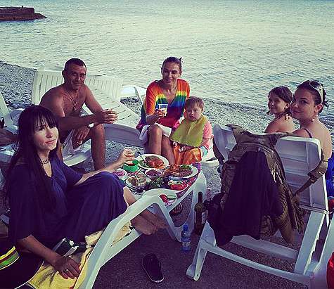 Во время пребывания в Крыму Эвелина встретилась с родственниками. «Мы с сестрами - Майечкой и двоюродной Наташенькой в детстве с родителями всегда ездили на пикники. А сейчас мы это делаем со своими детьми. Посиделки на диком пляже-это по нашему! А что по