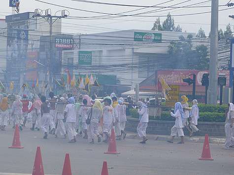 Поскольку шествия сопровождаются взрывами петард, дымовая завеса накрывает весь остров.