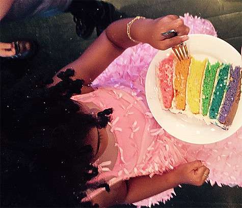 На третий день рождения Блу Айви получила разноцветный торт. Фото: Instagram.com/beyonce.