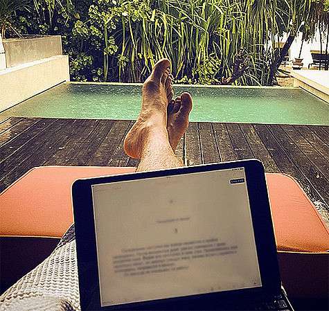 «Океан, дождь, тишина, время. Пишу новую книгу», - подписал этот снимок Алексей Чумаков. Фото: Instagram.com/Juliakovalchuk.