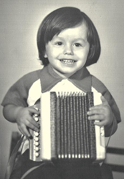 В детстве Тимур ходил сразу в семь кружков, в том числе и по вязанию. Но вырос из него все же музыкант. Фото: личный архив.