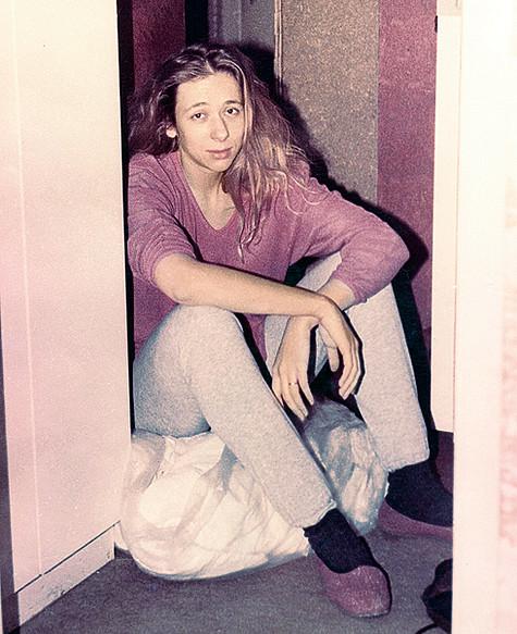 Эту фотографию несчастной Оксаны в затопленной квартире Джон почему-то очень любит и держит у себя на столе. Фото: личный архив Оксаны Мысиной.