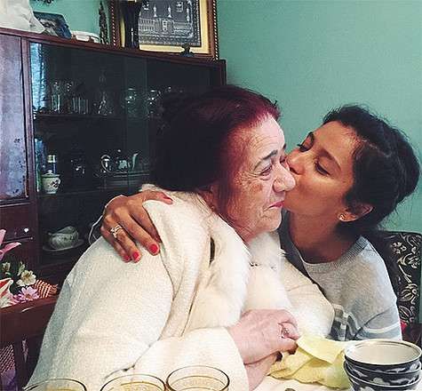 Равшана Куркова очень трепетно относится к своей 90-летней бабушке. Фото: Instagram.com.