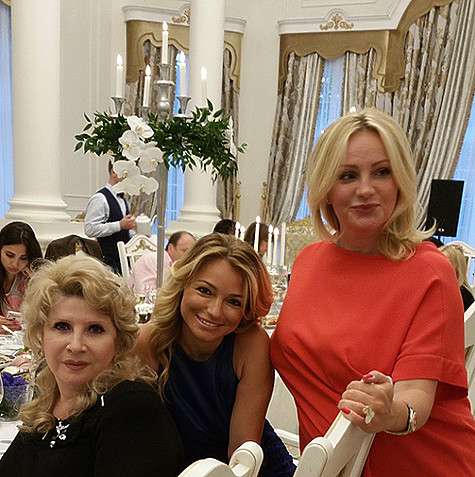На новоселье Стаса Михайлова присутствовали не только звезды, но и близкие певца. Фото: Instagram.com/inamikhaylova.
