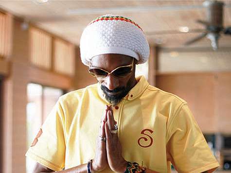 Жил известный рэпер в элитном отеле на мысе Snoop Sri Panwa, в одном из баров которого мы и встретили его в жаркий полдень. Фото: Instagram.com.