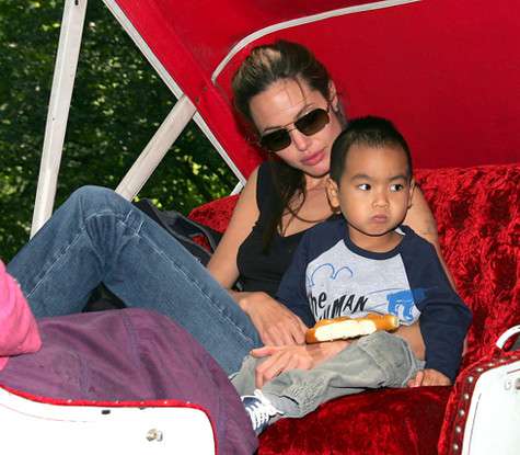 Анджелина Джоли и Мэддокс. Фото: Rex Features/Fotodom.ru.