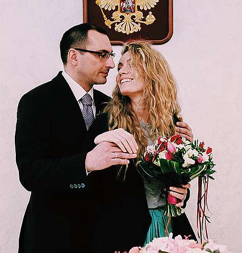 v_demidova: «В зале церемонии с меня сняли венок. Там пела канарейка live желтого цвета (причем пела неплохо), но она отвлекалась, пыталась сесть мне на голову, видимо, думая, что это ее гнездо, потом мы надели кольца, громко произнеся слово да. У меня 