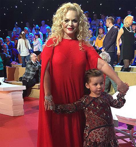 Лариса Долина с внучкой. Фото: Instagram.com/dolinalarisaoficial.