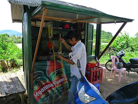 Жизнь за пределами храма не столь блестяща. Вот, к примеру, как выглядит обычная заправка. Жизнь за пределами храма не столь блестяща. Вот, к примеру, как выглядит обычная заправка.