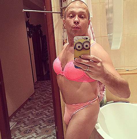 Евгений Рудин посмеялся над гламурными львицами, постоянно публикующими селфи в нижнем белье. Кстати, поклонники диджея не испугались, что он резко сменил ориентацию, так как знают – Евгений счастливо женат, да и в 43 года редко меняют свои взгляды. Фото: