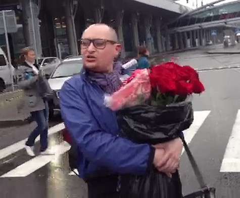 Шура продает розы.