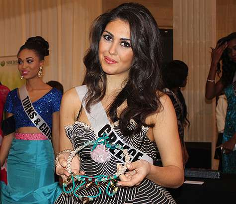 Мисс Греция продавала ожерелье ручной работы. Фото: Гертруда Жигарева.